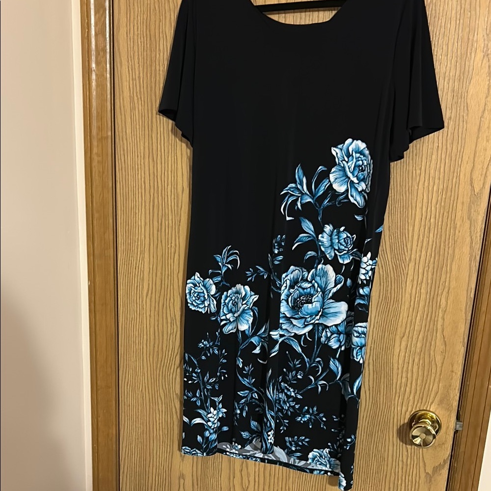 Elegant Black and Blue Floral Dress - Picture 2 of 4